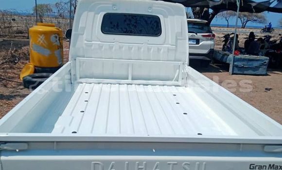 Buy Used Daihatsu Boon Luminas White Car in Dili in Dili Buy Used Daihatsu Boon Luminas White Car in Dili in Dili