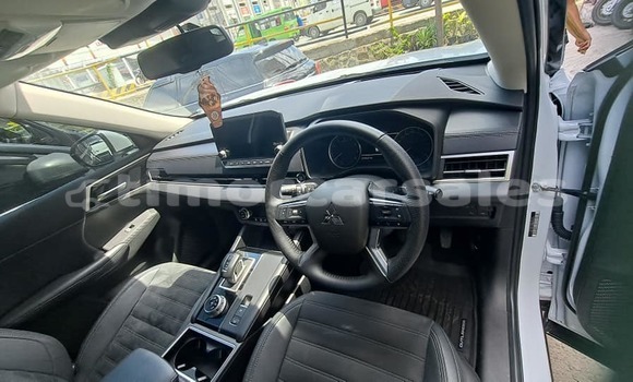 Buy Used Toyota Highlander White Car in Dili in Dili Buy Used Toyota Highlander White Car in Dili in Dili