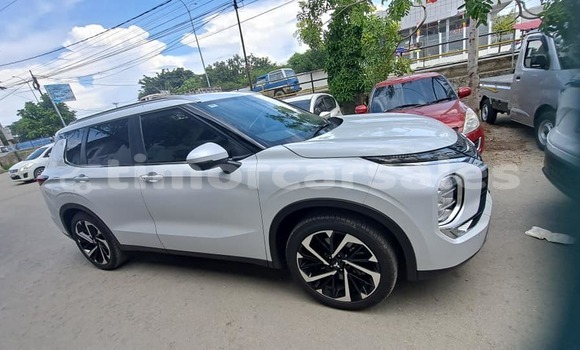 Buy Used Toyota Highlander White Car in Dili in Dili Buy Used Toyota Highlander White Car in Dili in Dili