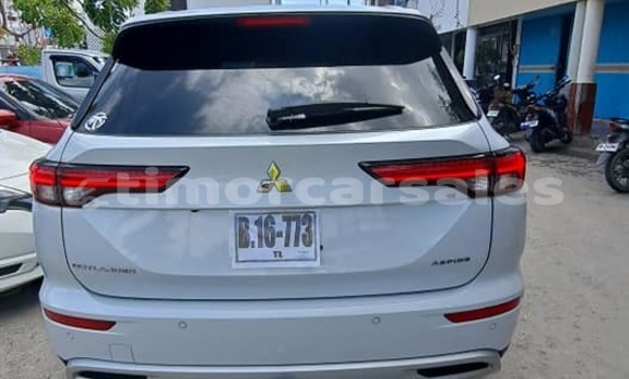 Buy Used Toyota Highlander White Car in Dili in Dili Buy Used Toyota Highlander White Car in Dili in Dili