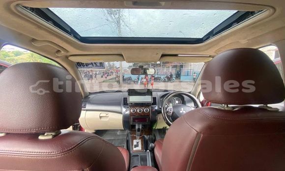 Buy Used Mitsubishi Pajero Red Car in Atabae in Bobonaro Buy Used Mitsubishi Pajero Red Car in Atabae in Bobonaro