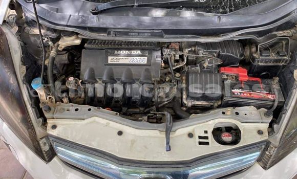 Buy Used Honda Fit White Car in Auba in Bobonaro Buy Used Honda Fit White Car in Auba in Bobonaro