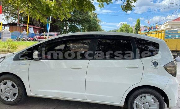 Buy Used Honda Fit White Car in Auba in Bobonaro Buy Used Honda Fit White Car in Auba in Bobonaro