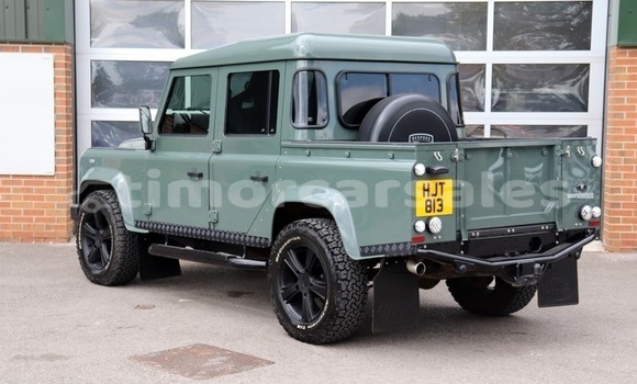 Buy Used Land Rover Defender Green Car in Dili in Dili Buy Used Land Rover Defender Green Car in Dili in Dili