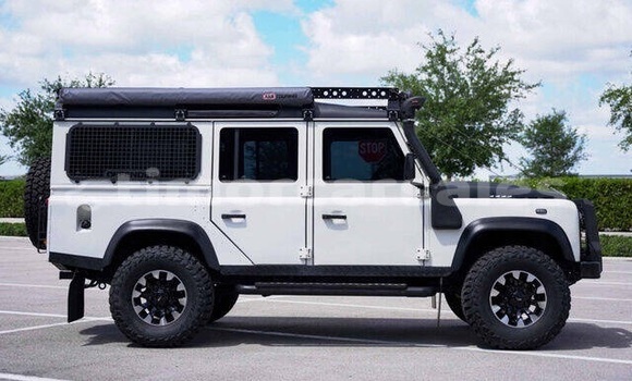 Buy Used Land Rover Defender White Car in Dili in Dili Buy Used Land Rover Defender White Car in Dili in Dili