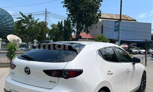 Acheter Occasion Voiture Mazda 323 Blanc à Atabae, Bobonaro Acheter Occasion Voiture Mazda 323 Blanc à Atabae, Bobonaro