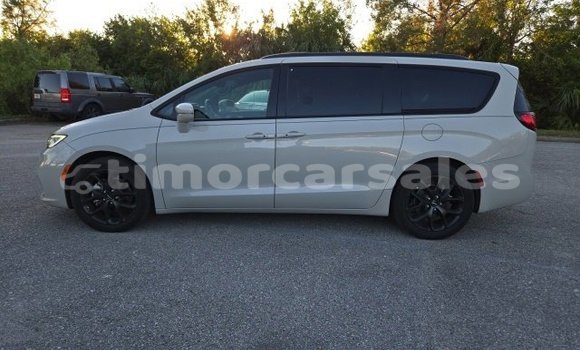 Buy Used Chrysler Pacifica White Car in Laga in Lautem Buy Used Chrysler Pacifica White Car in Laga in Lautem