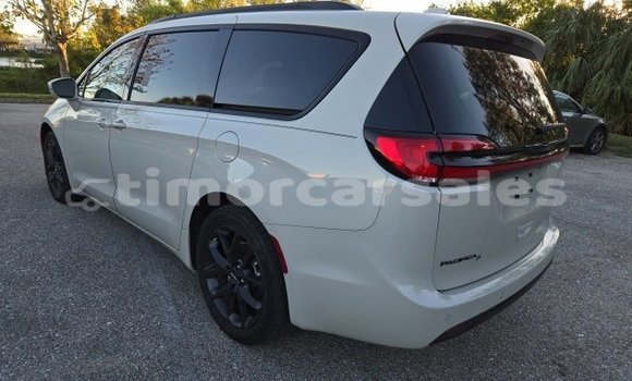 Buy Used Chrysler Pacifica White Car in Laga in Lautem Buy Used Chrysler Pacifica White Car in Laga in Lautem