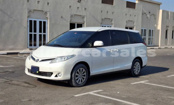 Buy Used Toyota Previa White Car in Dili in Dili