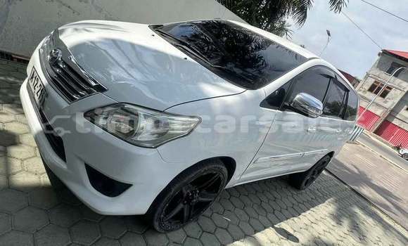 Buy Used Toyota Innova White Car in Dili in Dili