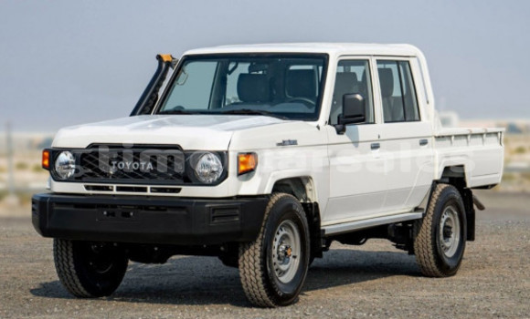 Buy Used Toyota Land Cruiser White Car in Dili in Dili