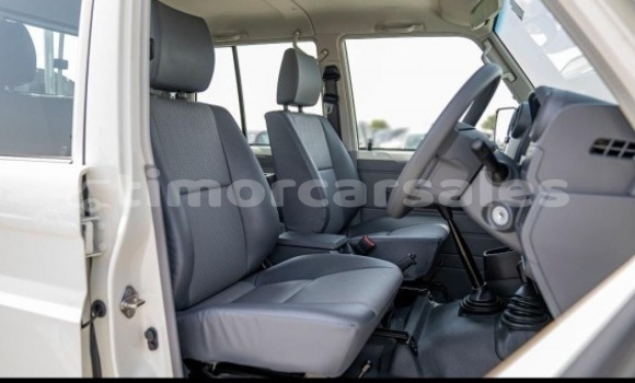 Buy Used Toyota Land Cruiser White Car in Dili in Dili Buy Used Toyota Land Cruiser White Car in Dili in Dili