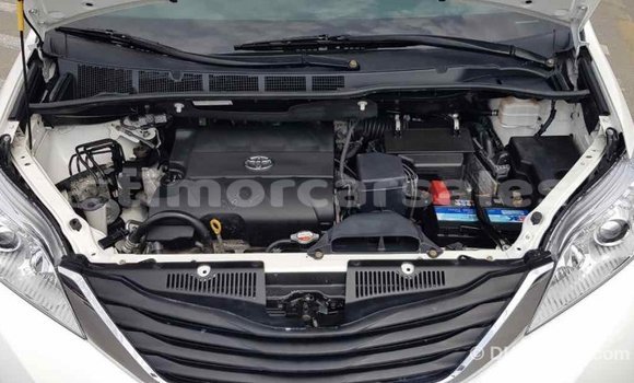 Buy Import Toyota Sienna White Car in Import - Dubai in Aileu Buy Import Toyota Sienna White Car in Import - Dubai in Aileu
