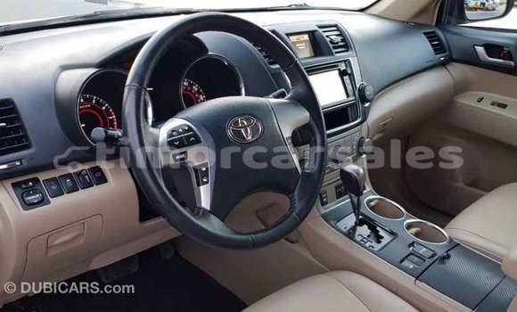 Buy Import Toyota Highlander Green Car in Import - Dubai in Aileu Buy Import Toyota Highlander Green Car in Import - Dubai in Aileu