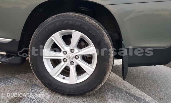 Buy Import Toyota Highlander Green Car in Import - Dubai in Aileu Buy Import Toyota Highlander Green Car in Import - Dubai in Aileu