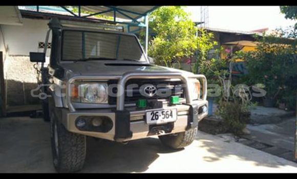Buy Used Toyota Land Cruiser Silver Car in Aileu in Aileu Buy Used Toyota Land Cruiser Silver Car in Aileu in Aileu